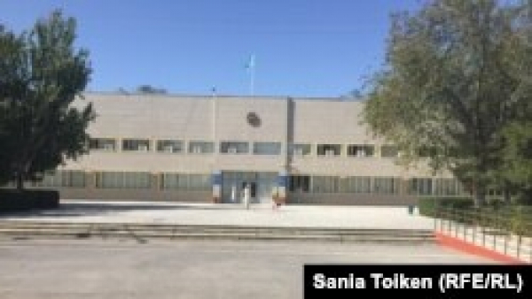 В Жанаозене полиция подвергла задержаниям безработных, собравшихся перед акиматом