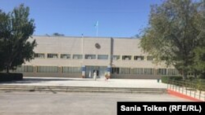 В Жанаозене полиция подвергла задержаниям безработных, собравшихся перед акиматом