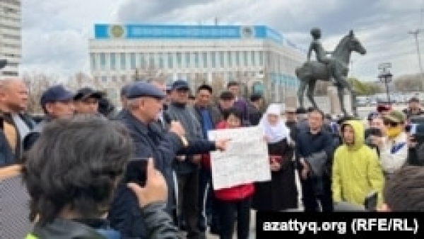 В Алматы на площади Республики прошёл митинг «народного парламента». Его участники призывали к перевыборам
