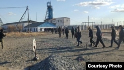 Жители и шахтеры посёлка Бестобе сообщили о вызовах в полицию перед встречей с властями и компанией