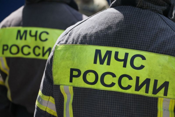 Крыша школы полыхает в Тюмени по всему периметру
