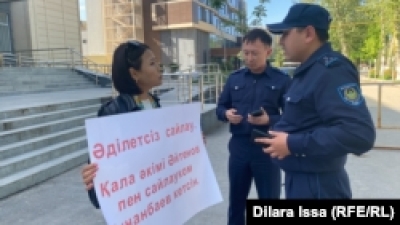Шымкентская активистка провела одиночный пикет против итогов выборов в мажилис и маслихаты