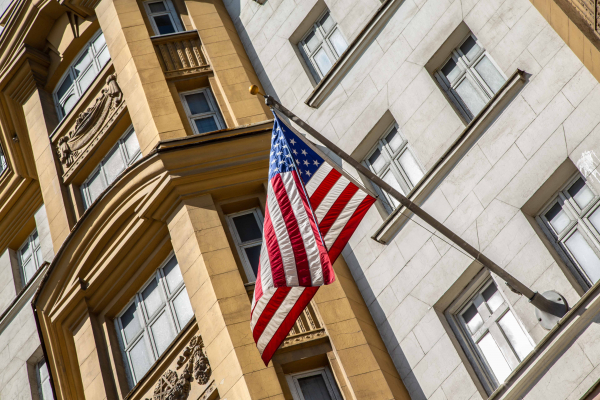 Мэр Нуука Ольсен назвал несмешным инцидент с попыткой поднять флаг США в городе