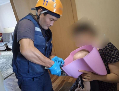 Годовалый малыш застрял головой в горшке в Уральске