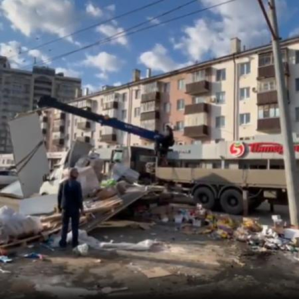 В Казани водитель грузовика уснул за рулем и влетел в столб ЛЭП, машину буквально смяло