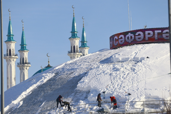 Горы снега на крышах стали испытанием для казанских коммунальщиков