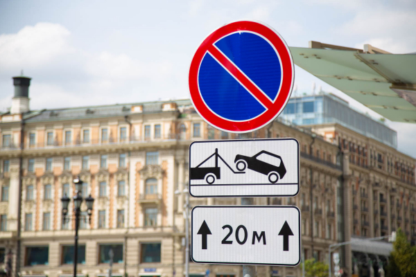 Омских водителей начнут штрафовать за парковку на газоне