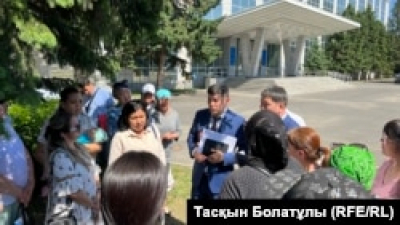Многодетные матери с жилищным вопросом собрались перед акиматом ВКО для встречи с Даниалом Ахметовым. К ним вышел аким города
