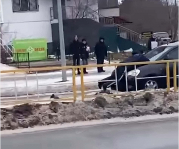 В Рудном агрессивный водитель на капоте протащил полицейского по улице