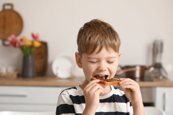 Диетолог рассказала, что не рекомендуется есть детям перед сном