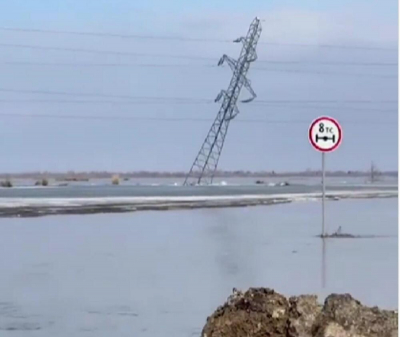 Плывущие глыбы льда сносят линии электропередачи в Северном Казахстане  