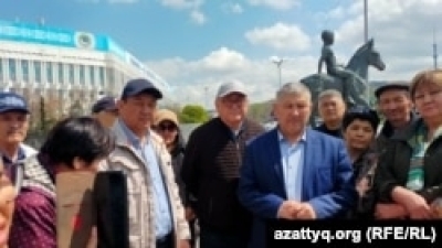 Активисты вышли на площадь в Алматы, чтобы поддержать нефтяников из Жанаозена