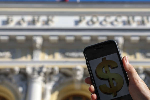 Внебиржевой курс доллара опустился ниже 77 рублей