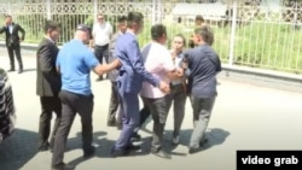 «Адил соз» надеется на возбуждение дела за воспрепятствование работе журналистки Азаттыка при попытке задать вопросы Досаеву