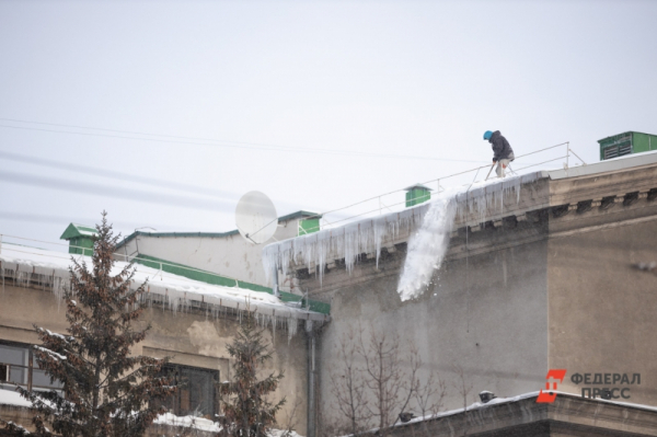 Наледь рухнула с крыши на двух нижегородок: одна из пострадавших погибла