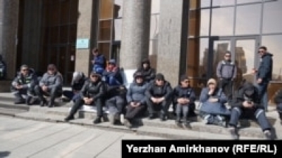 «Предлагают зарплаты на 70 процентов ниже». Переговоры бастующих у здания Минэнерго нефтяников с чиновниками провалились