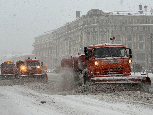 Курские коммунальщики решили разогнать лужи снегоуборщиками и попали на видео