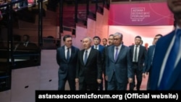 Женис Касымбек на форуме в честь Астаны вновь не назвал имя экс-президента. Токаев призвал «справедливо» оценивать вклад Назарбаева