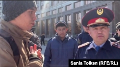 В Астане полиция запретила волонтёрам установку столов на месте протеста рабочих нефтяников